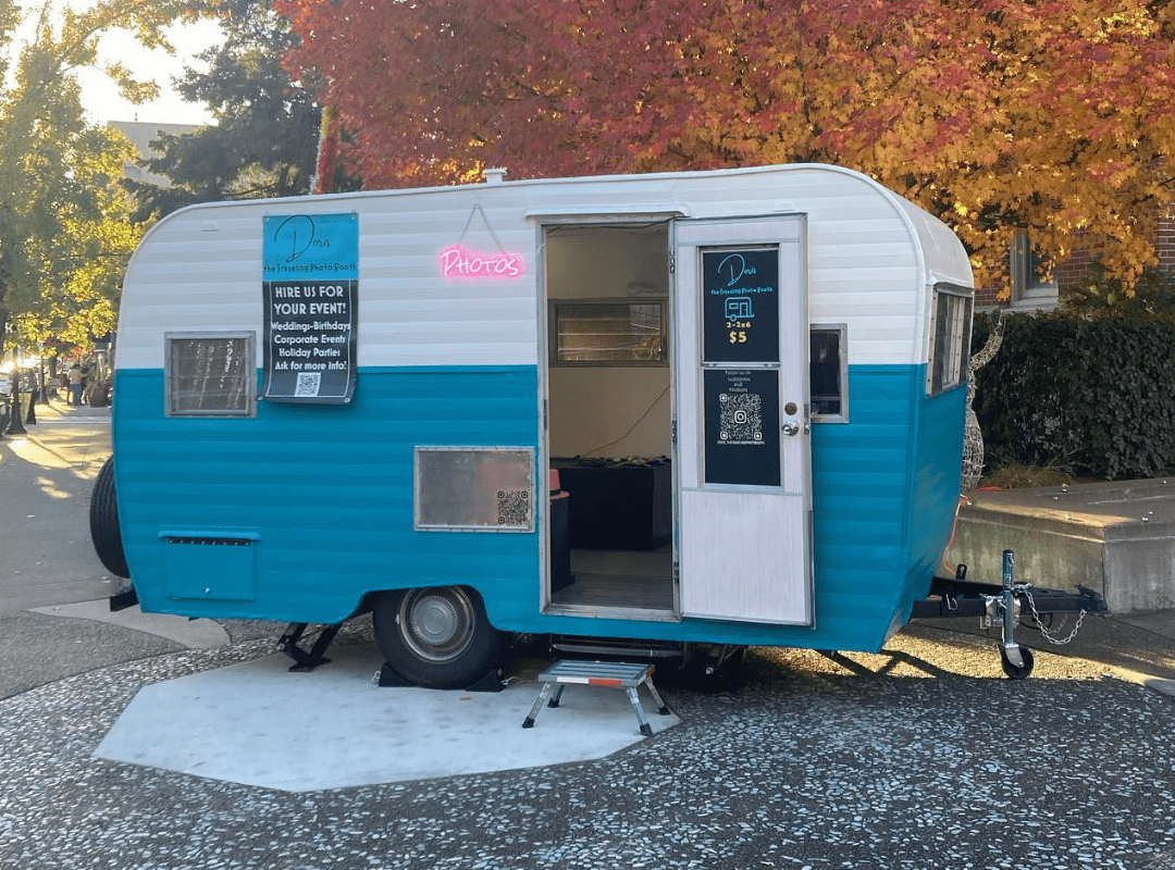 Doris the Traveling Photo Booth - PNW Weddings - Fall -min