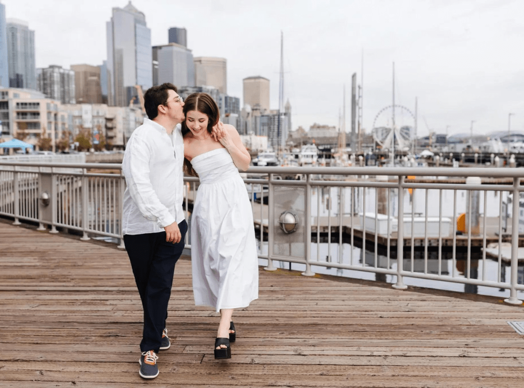 Erin-Witt-Photography-PNW-Weddings-Downtown-Pike-Place-Seattle-Engagement-Photos-min