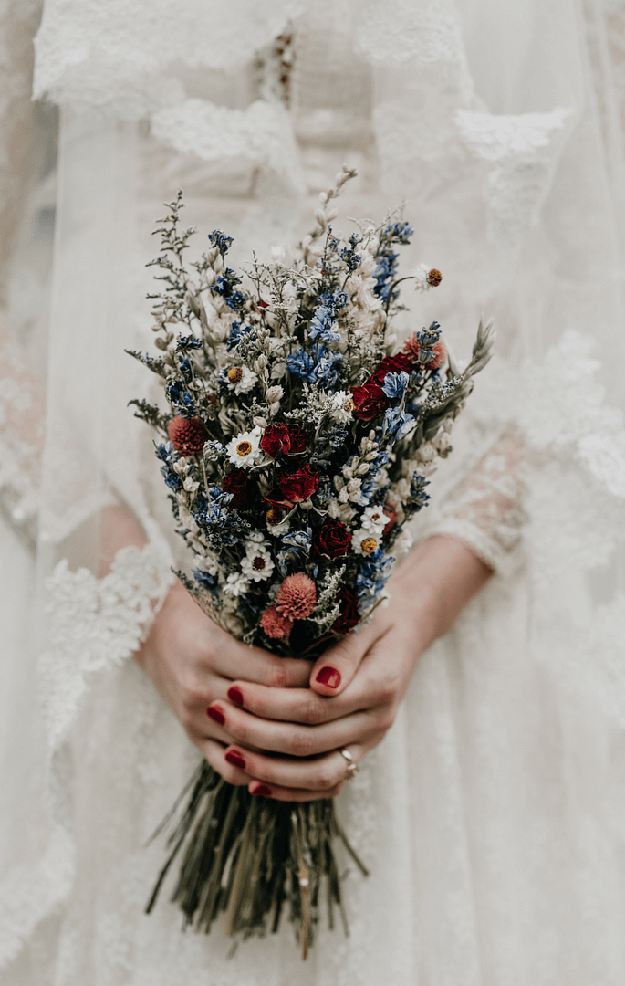 Briana Morrison Photography - PNW Weddings - Photographer - Portland Oregon - Flower Bouquet Lace Engagement Ring-min